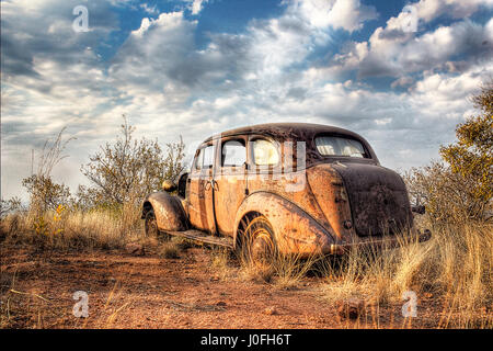 Vieille voiture rouillée donnant sur hill top Banque D'Images