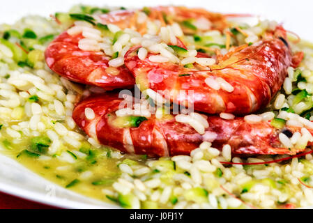 Délicieux risotto aux gambas et courgettes Banque D'Images