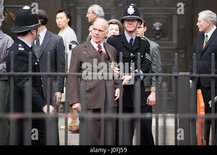 Le tournage de "la Couronne", dans ces scènes d'un député est giflé au visage à l'extérieur de l'ITN studios, l'auteur, joué par George d'une Cooper, (qui permet de jouer le gardien à Grange Hill, et fait une apparition dans "la Couronne") est alors le Banque D'Images