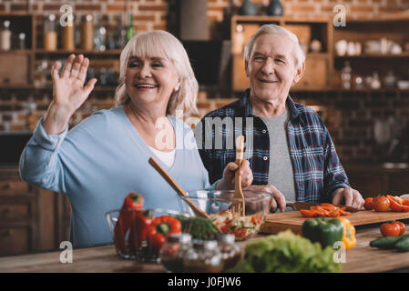 Portrait of smiling senior couple ensemble salade Banque D'Images