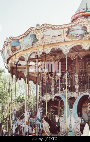 Gros plan sur un carrousel vintage à Paris, France. Banque D'Images