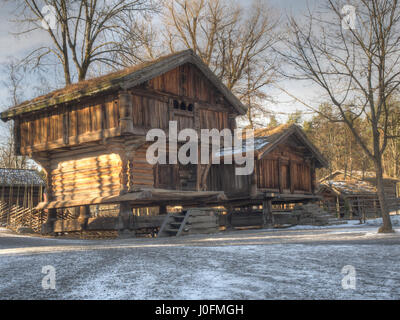 Bygdøy, Norvège - Février 23, 2016 : les maisons en bois à l'intérieur de l'open air folk museum à Oslo Banque D'Images