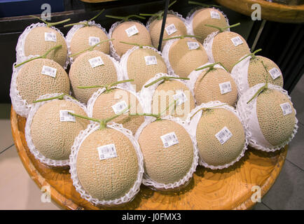 Les melons mûrs parfait à l'amende shop. C'est une coutume au Japon pour donner cher fruits aussi des cadeaux pour les occasions spéciales comme les mariages. Banque D'Images