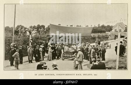 Une foule et voiture de course dans la course Gordon-Bennet Athy, de contrôle, de l'Irlande 1903 Banque D'Images