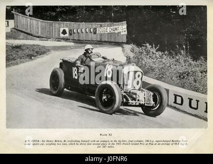 Sir Henry Birkin, en compétition dans le Grand Prix de France 1931, aspire à une orange tandis qu'il conduit une Bentley suralimenté Banque D'Images