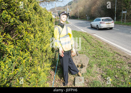 Faux, femme,femme,agent de police,poupée mannequin,,de,village,de,tre Taliesin,d,encourager les automobilistes,les pilotes,,lent,down,onA487,route,Ceredigion, pays de Galles, Banque D'Images