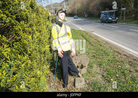 Faux, femme,femme,agent de police,poupée mannequin,,de,village,de,tre Taliesin,d,encourager les automobilistes,les pilotes,,lent,down,onA487,route,Ceredigion, pays de Galles, Banque D'Images