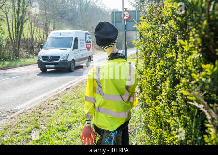 Faux, femme,femme,agent de police,poupée mannequin,,de,village,de,tre Taliesin,d,encourager les automobilistes,les pilotes,,lent,down,onA487,route,Ceredigion, pays de Galles, Banque D'Images