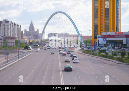 Automobiles sur la route à Astana. Sur l'arrière-plan du pont et centre d'affaires dans la capitale du Kazakhstan. Banque D'Images