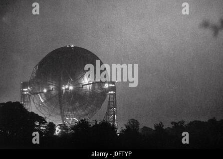 Vue nocturne de la radiotélescope de Jodrell Bank Banque D'Images