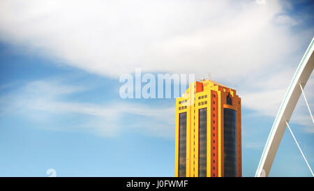 Un fragment du pont et centre d'affaires à Astana. Journée dans la capitale du Kazakhstan. Banque D'Images