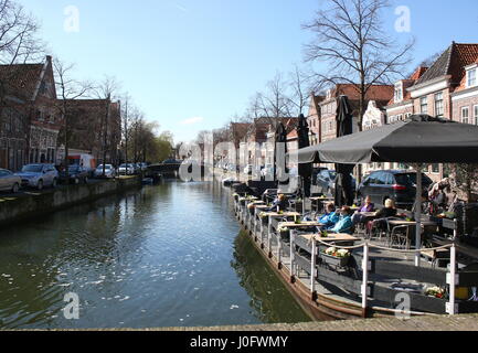 Terrasse flottante le long de Appelhaven médiévale et canal Bierkade, centre de Hoorn, Hollande du Nord, Pays-Bas Banque D'Images