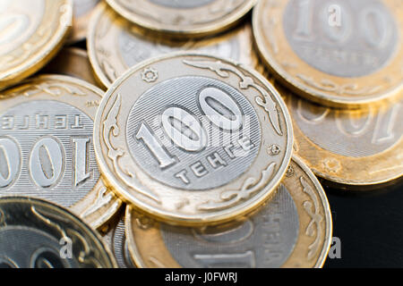 Plusieurs centaines de tenge de pièces. Kazakhstan l'argent, close-up. Banque D'Images