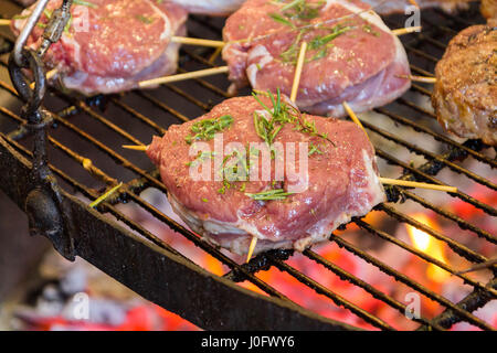 La cuisson des steaks de boeuf sur le grill. Banque D'Images