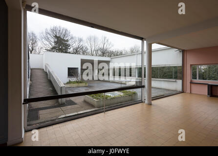 Vue du salon pour le jardin suspendu, la villa Savoye à Poissy, France, architecture moderniste de l'icône Le Corbusier Banque D'Images