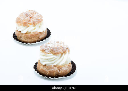 Choux a la creme pastry delicious isolé en fond blanc Banque D'Images