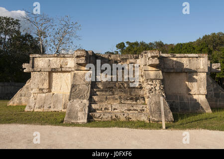 Le Mexique, du Yucatan, Chichen Itza, site maya de la plate-forme blanche et jaguars Banque D'Images