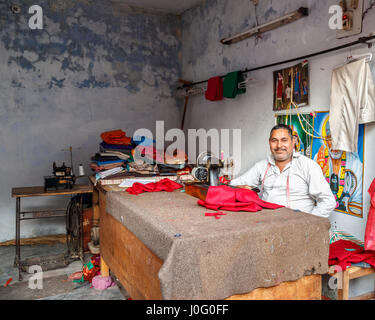 Les Indiens locaux de travail sur mesure à une machine à coudre, Pragpur, un village historique en Kagra district, Himachal Pradesh, Inde Banque D'Images