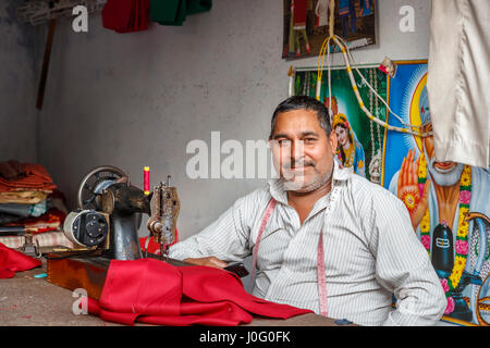 Les Indiens locaux de travail sur mesure à une machine à coudre, Pragpur, un village historique en Kagra district, Himachal Pradesh, Inde Banque D'Images