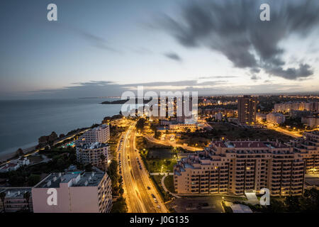 Ville à la banque mondiale de l'océan avec des immeubles et des hôtels pendant le coucher du soleil. Vue de dessus. Portimao, Algarve, Portugal. Banque D'Images