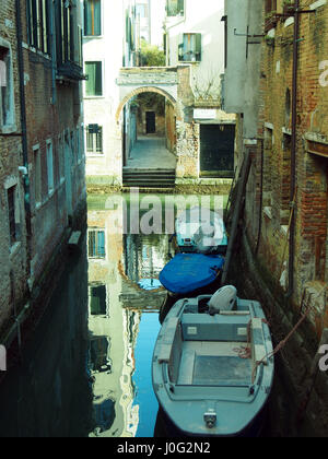 Canal de Venise avec chambre et la porte, les fenêtres et les bateaux Banque D'Images