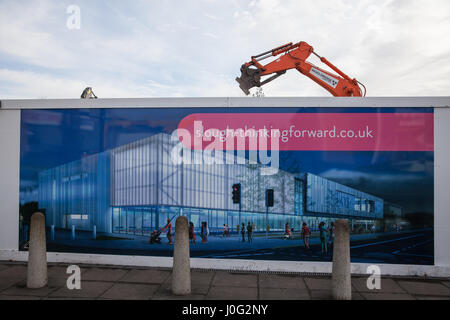 Slough, Royaume-Uni. 1er mars, 2017. Démolition de la Centre, à remplacer par un nouveau centre de loisir comprenant une piscine de 25 m, salle de sport, salle de gym et ex Banque D'Images