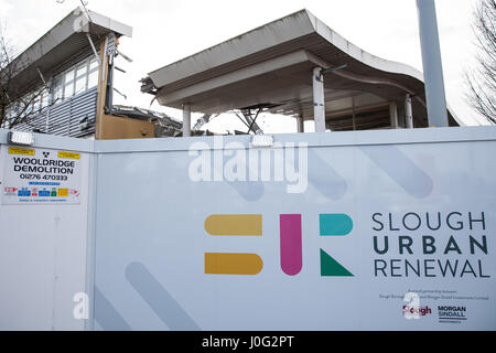 Slough, Royaume-Uni. 1er mars, 2017. Démolition de la Centre, à remplacer par un nouveau centre de loisir comprenant une piscine de 25 m, salle de sport, salle de gym et ex Banque D'Images