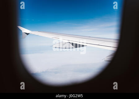 Vue à travers la fenêtre de l'avion Banque D'Images