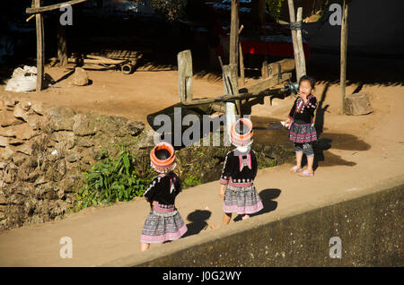 Enfants Hmongs traditionnels costume d'usure et de jouer avec des amis à Doi Pui Village tribal et National Park le 28 décembre 2016 à Chiang Mai Banque D'Images