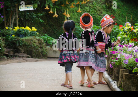 Enfants Hmongs traditionnels costume d'usure et de jouer avec des amis à Doi Pui Village tribal et National Park le 28 décembre 2016 à Chiang Mai Banque D'Images