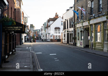 Eton, UK. 2 mars, 2017. Une vue le long Eton High Street vers le château de Windsor. Banque D'Images