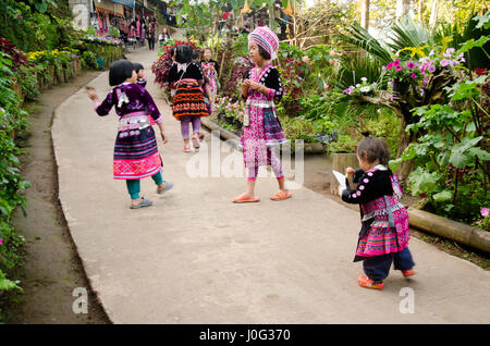 Enfants Hmongs traditionnels costume d'usure et de jouer avec des amis à Doi Pui Village tribal et National Park le 28 décembre 2016 à Chiang Mai Banque D'Images