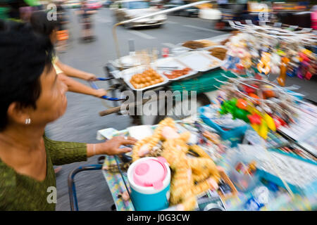 Les charrettes de la rue de collations et des jouets, Bangkok, Thaïlande Banque D'Images