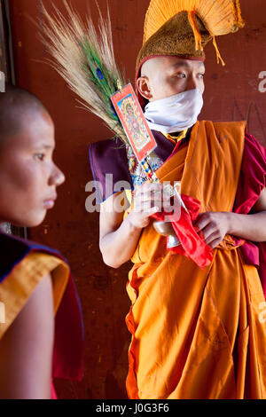 Monk, Tamshing Phala Chhoupa Tamshing festival, Monastère, nr Jakar, Bumthang, Bhoutan Banque D'Images