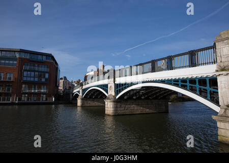 Eton, Royaume-Uni.2nd mars 2017.Vue sur le pont Windsor et Eton depuis le bord de la rivière à Windsor. Banque D'Images