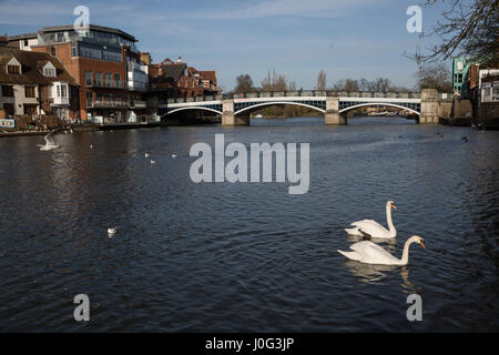 Eton, Royaume-Uni.2nd mars 2017.Vue sur le pont Windsor et Eton depuis le bord de la rivière à Windsor. Banque D'Images