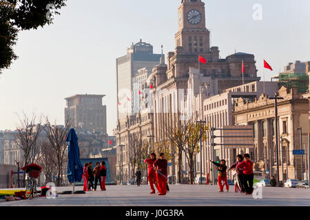 Exercices de Tai Chi, tôt le matin, le Bund, Shanghai, Chine Banque D'Images