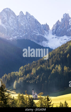 L'Italie, près de Bolzano, Val di Funes, fleuve Magdalena et Dolomites Banque D'Images