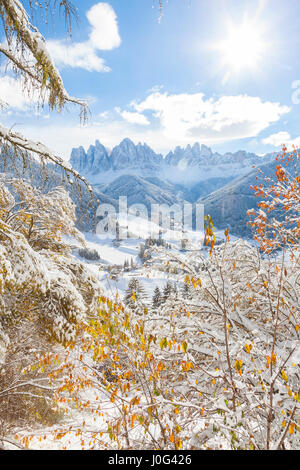 Neige de l'hiver, Saint Magdalena village, Geisler Spitzen (3060m), Val di Funes, montagnes des Dolomites, Trentino-Alto Adige, Tyrol du Sud, Italie Banque D'Images