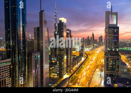 Portrait au crépuscule sur Downtown & Sheikh Zayed Road en direction de la tour Burj Kalifa, Dubaï, Émirats arabes unis, ÉMIRATS ARABES UNIS Banque D'Images