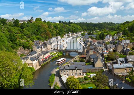 La vallée de la Rance, Dinan port avec pont de pierre, Dinan, Bretagne, France Banque D'Images