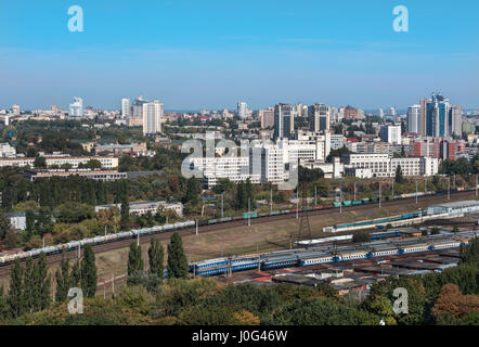 Kiev, Ukraine, vue pittoresque de la jonction ferroviaire, l'Institut Polytechnique et la zone résidentielle d'une vue à vol d'oiseau. Banque D'Images