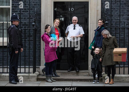 Londres, Royaume-Uni. 22 Février, 2017. Les militants de Save the Children présenter une pétition au 10 Downing Street pour les premières années, les enseignants dans les pépinières sign Banque D'Images