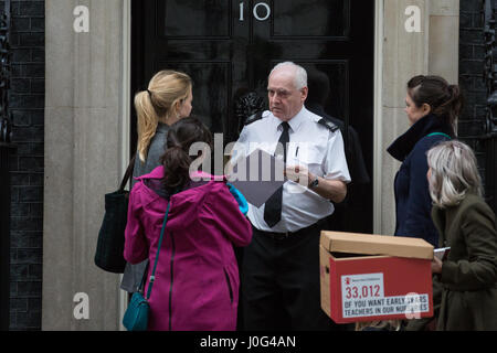 Londres, Royaume-Uni. 22 Février, 2017. Les militants de Save the Children présenter une pétition au 10 Downing Street pour les premières années, les enseignants dans les pépinières sign Banque D'Images