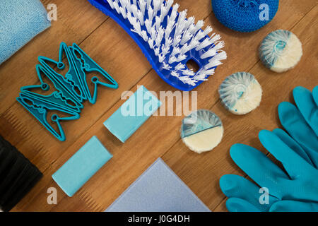 Portrait de produits de nettoyage et de broussailles sur table en bois Banque D'Images