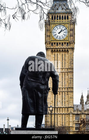 La statue de Winston Churchill à la place du Parlement Westminster London UK Photographie prise par Simon Dack Banque D'Images