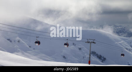 Vue panoramique sur télécabines et pente hors-piste dans le brouillard. Montagnes du Caucase, en Géorgie. Station de ski de Gudauri. Banque D'Images