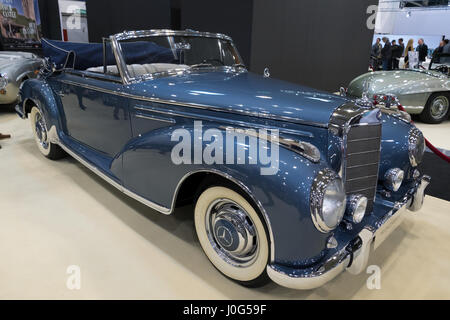 ESSEN, ALLEMAGNE - Apr 6, 2017 : un 1956 Mercedes-Benz 300SC Cabriolet voiture classique présenté à la Techno Classica Essen Car Show. Banque D'Images