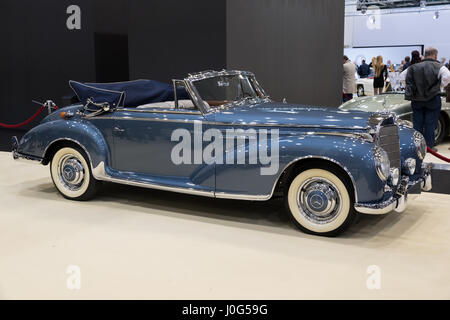 ESSEN, ALLEMAGNE - Apr 6, 2017 : un 1956 Mercedes-Benz 300SC Cabriolet voiture classique présenté à la Techno Classica Essen Car Show. Banque D'Images