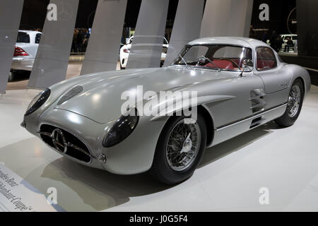 ESSEN, ALLEMAGNE - Apr 6, 2017 : Mercedes Benz 300 SLR W196S Uhlenhaut Coupé voiture classique présenté à la Techno Classica Essen Car Show. Banque D'Images